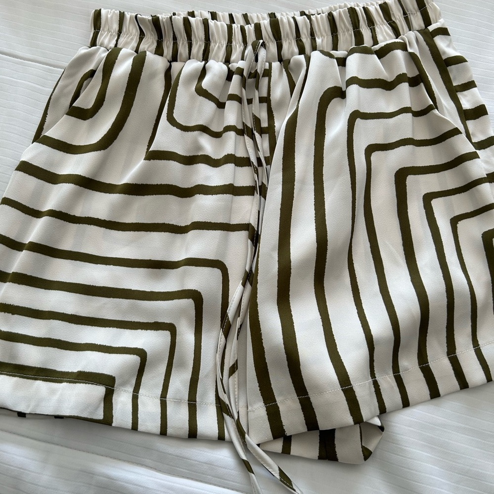 Stylish Olive and White Geometric Set - Picture 10 of 11